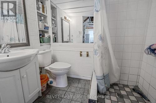 552 First Avenue, Welland (N. Welland), ON - Indoor Photo Showing Bathroom