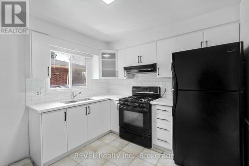 552 First Avenue, Welland (N. Welland), ON - Indoor Photo Showing Kitchen With Double Sink