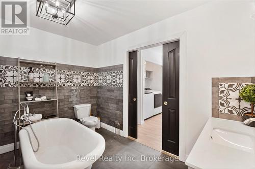 4205 Highway 17 E, Papineau-Cameron (Papineau Cameron), ON - Indoor Photo Showing Bathroom