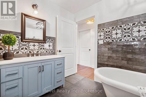 4205 Highway 17 E, Papineau-Cameron (Papineau Cameron), ON - Indoor Photo Showing Bathroom