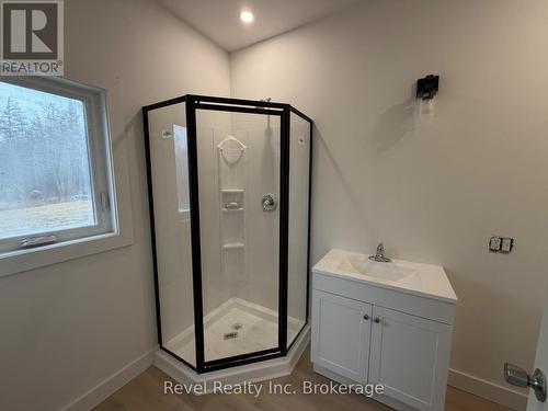 4205 Highway 17 E, Papineau-Cameron (Papineau Cameron), ON - Indoor Photo Showing Bathroom