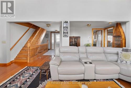 2242 Highway 124, Whitestone (Dunchurch), ON - Indoor Photo Showing Living Room