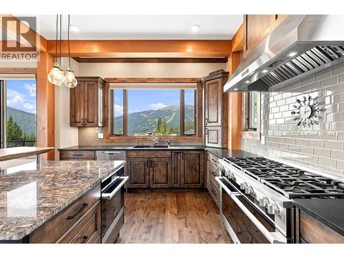 5419 Lookout Ridge Place, Sun Peaks, BC - Indoor Photo Showing Kitchen With Double Sink With Upgraded Kitchen