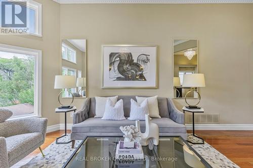 429 North Lake Road, Richmond Hill, ON - Indoor Photo Showing Living Room