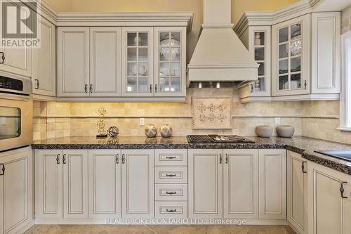 429 North Lake Road, Richmond Hill, ON - Indoor Photo Showing Kitchen With Upgraded Kitchen