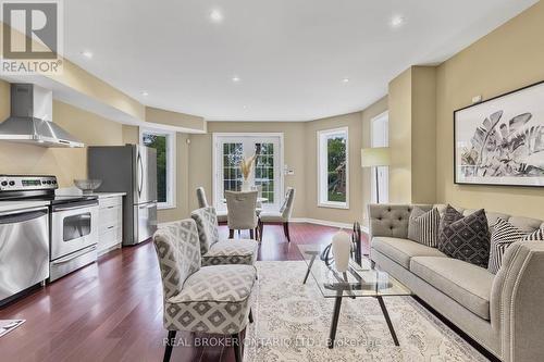 429 North Lake Road, Richmond Hill, ON - Indoor Photo Showing Living Room