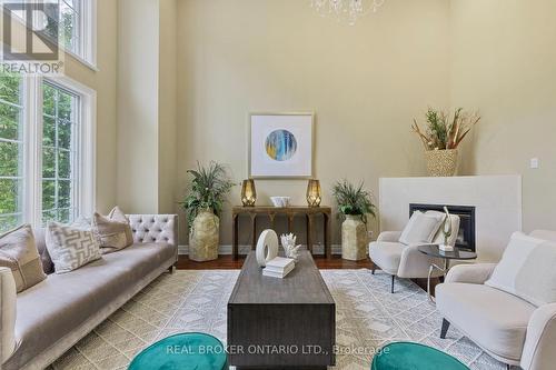 429 North Lake Road, Richmond Hill, ON - Indoor Photo Showing Living Room