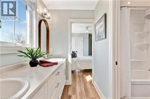 Jack and Jill style between the 2 beds - 42 Parsonage Road, Ancaster, ON - Indoor Photo Showing Bathroom