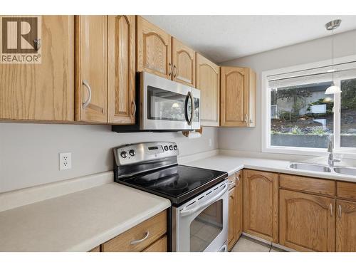 862 Greybriar Court, Kamloops, BC - Indoor Photo Showing Kitchen With Double Sink