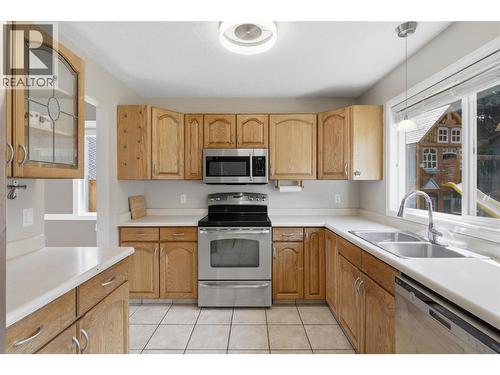 862 Greybriar Court, Kamloops, BC - Indoor Photo Showing Kitchen With Double Sink