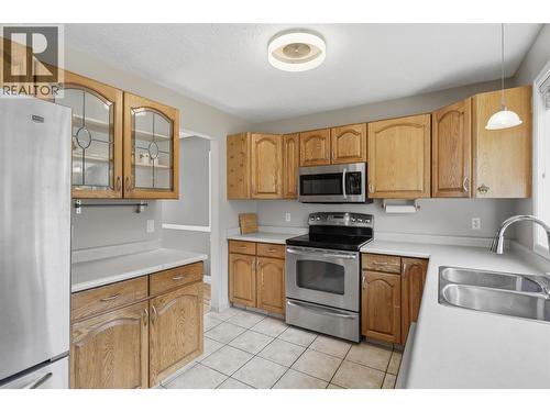 862 Greybriar Court, Kamloops, BC - Indoor Photo Showing Kitchen With Double Sink