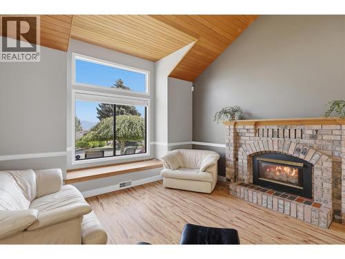 862 Greybriar Court, Kamloops, BC - Indoor Photo Showing Living Room With Fireplace