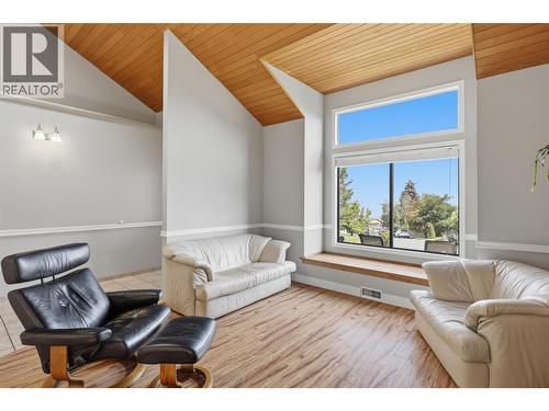 862 Greybriar Court, Kamloops, BC - Indoor Photo Showing Living Room