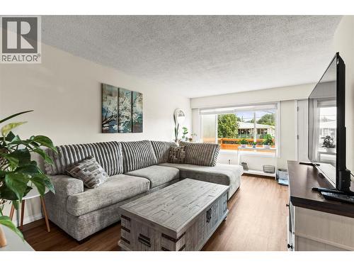 4400 15 Avenue, Vernon, BC - Indoor Photo Showing Living Room