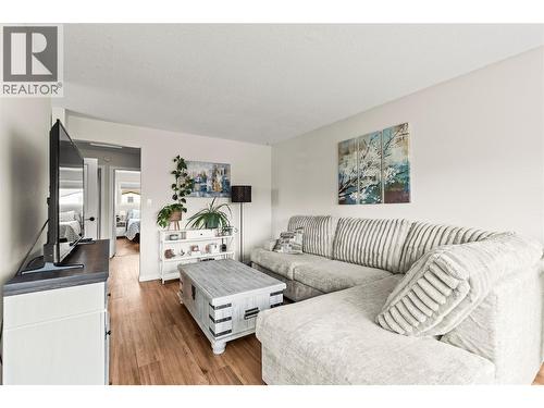 4400 15 Avenue, Vernon, BC - Indoor Photo Showing Living Room