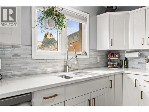 4400 15 Avenue, Vernon, BC - Indoor Photo Showing Kitchen With Upgraded Kitchen