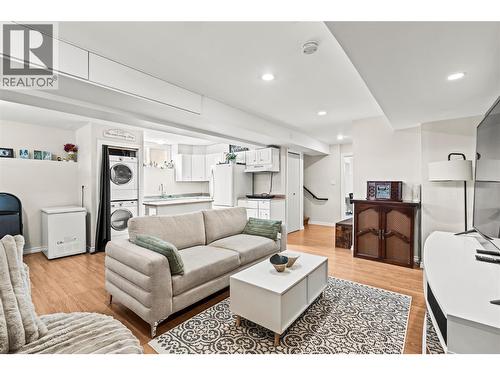 4400 15 Avenue, Vernon, BC - Indoor Photo Showing Living Room