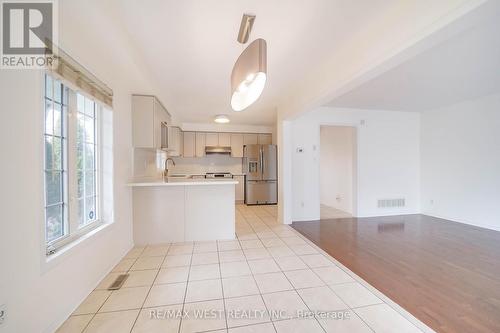 168 Gas Lamp Lane, Markham, ON - Indoor Photo Showing Kitchen