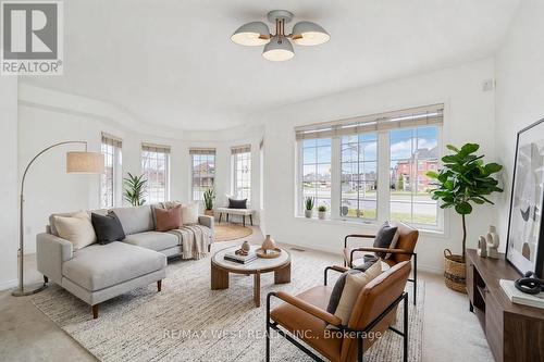168 Gas Lamp Lane, Markham, ON - Indoor Photo Showing Living Room