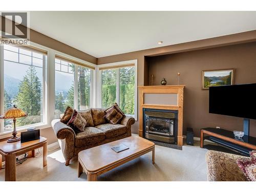 408 Balfour Heights Road, Balfour, BC - Indoor Photo Showing Living Room With Fireplace