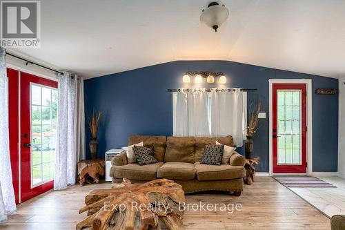2822 Shannon Road, Tyendinaga (Tyendinaga Township), ON - Indoor Photo Showing Living Room