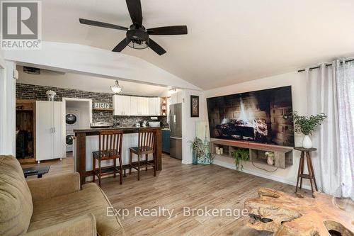 2822 Shannon Road, Tyendinaga (Tyendinaga Township), ON - Indoor Photo Showing Living Room