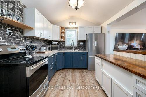 2822 Shannon Road, Tyendinaga (Tyendinaga Township), ON - Indoor Photo Showing Kitchen