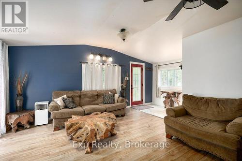 2822 Shannon Road, Tyendinaga (Tyendinaga Township), ON - Indoor Photo Showing Living Room