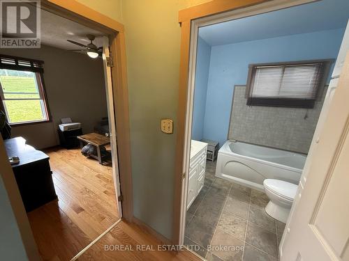 357 Fifth Avenue, Cochrane, ON - Indoor Photo Showing Bathroom
