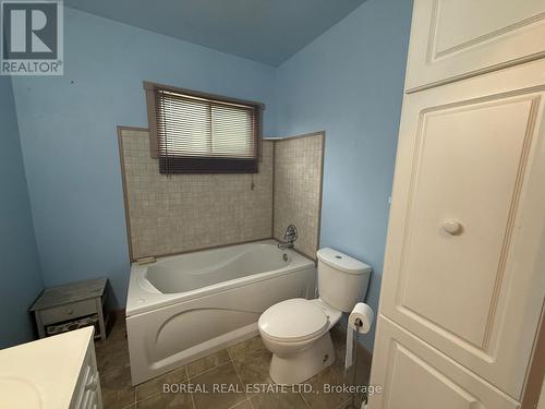 357 Fifth Avenue, Cochrane, ON - Indoor Photo Showing Bathroom