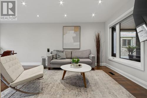 4413 Lee Drive, Mississauga, ON - Indoor Photo Showing Living Room