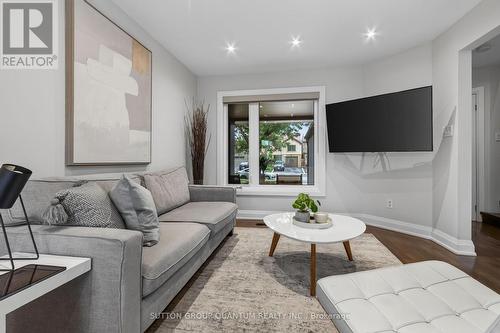 4413 Lee Drive, Mississauga, ON - Indoor Photo Showing Living Room