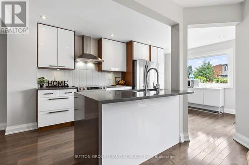 4413 Lee Drive, Mississauga, ON - Indoor Photo Showing Kitchen With Upgraded Kitchen