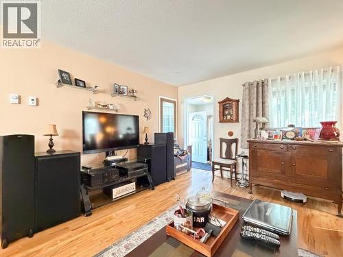 142 Rainbow Road, Whitehorse, YT - Indoor Photo Showing Living Room