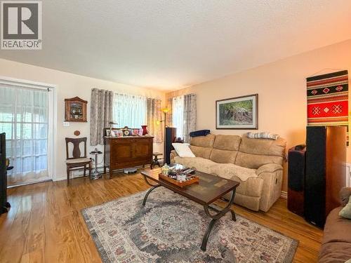 142 Rainbow Road, Whitehorse, YT - Indoor Photo Showing Living Room