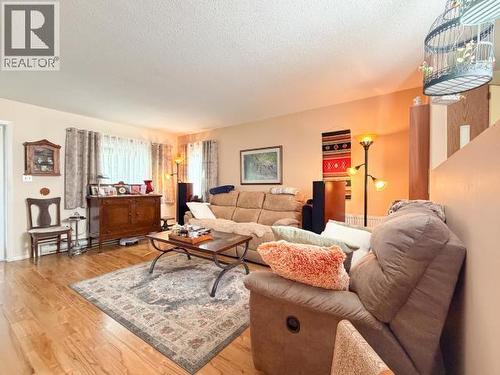 142 Rainbow Road, Whitehorse, YT - Indoor Photo Showing Living Room