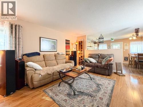 142 Rainbow Road, Whitehorse, YT - Indoor Photo Showing Living Room