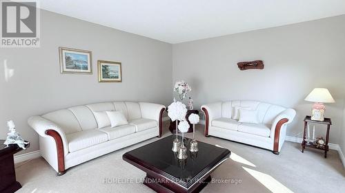 2590 Ambercroft Trail, Mississauga, ON - Indoor Photo Showing Living Room