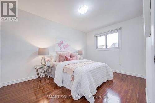 837 Queensbridge Drive, Mississauga, ON - Indoor Photo Showing Bedroom