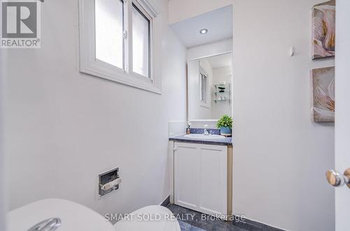 837 Queensbridge Drive, Mississauga, ON - Indoor Photo Showing Bathroom