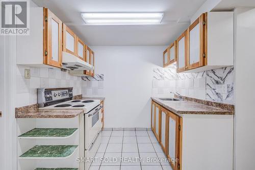 837 Queensbridge Drive, Mississauga, ON - Indoor Photo Showing Kitchen
