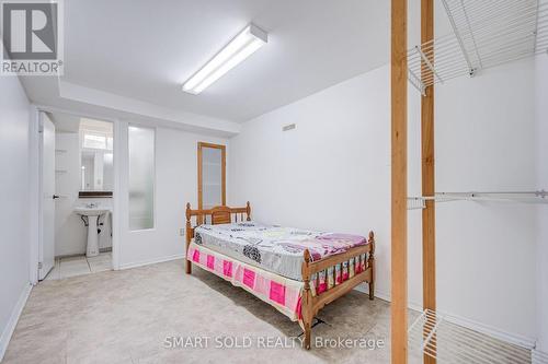 837 Queensbridge Drive, Mississauga, ON - Indoor Photo Showing Bedroom