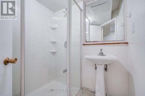 837 Queensbridge Drive, Mississauga, ON - Indoor Photo Showing Bathroom