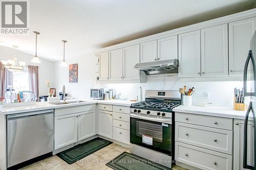 3264 Meadowgate Boulevard, London South, ON - Indoor Photo Showing Kitchen