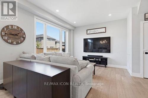 3053 Heardcreek Trail, London North (North S), ON - Indoor Photo Showing Living Room