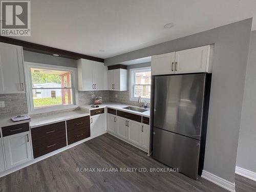 2505 Stevensville Road, Fort Erie (Stevensville), ON - Indoor Photo Showing Kitchen