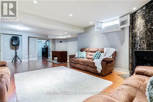2384 PARKGLEN AVENUE , Oakville, Ontario L6M 4Y5 4