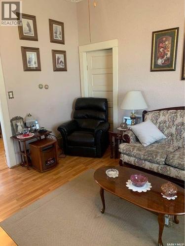 830 Main Street, Holdfast, SK - Indoor Photo Showing Living Room