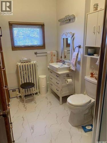 830 Main Street, Holdfast, SK - Indoor Photo Showing Bathroom