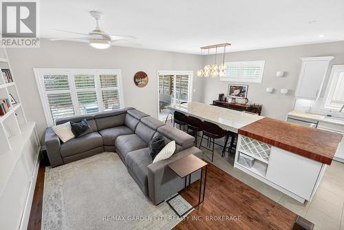 22 Riesling Drive, Niagara-On-The-Lake (Virgil), ON - Indoor Photo Showing Living Room